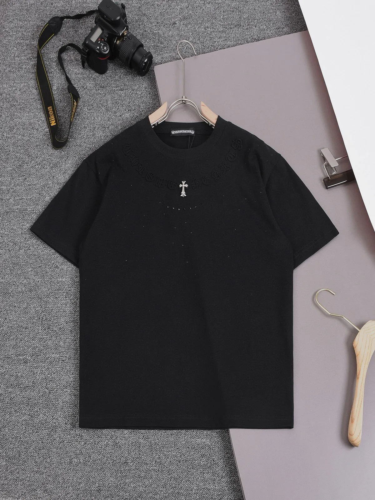 🅿️198 Chrome Hearts Select 280 grams of customized fabric [Top quality] Customized handmade hardware + concave and convex embossing + hot diamond embellishment process. Same style for men and women. Size: S M L XL XXL Color: black white